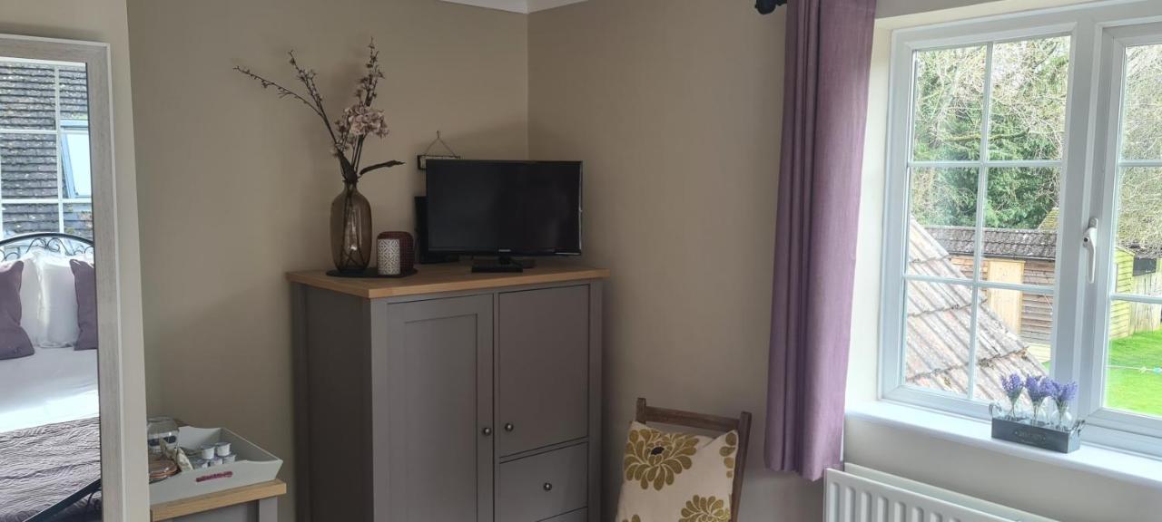 Ha'Penny Acre Bed and Breakfast Sherfield English Exteriör bild